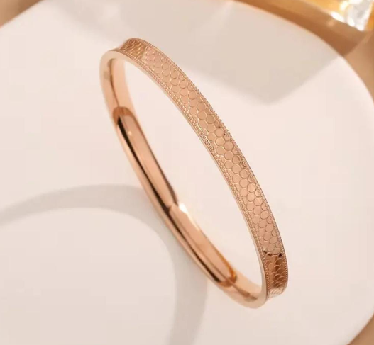 HAB220 - Honeycomb Bangle